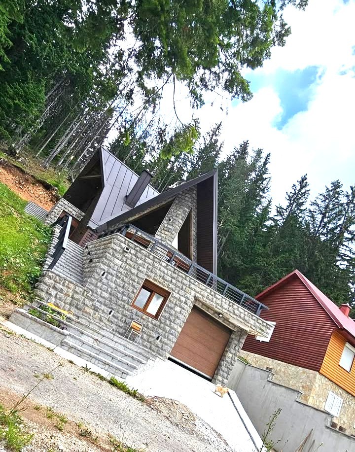 A house for sale near Black Lake in Žabljak.